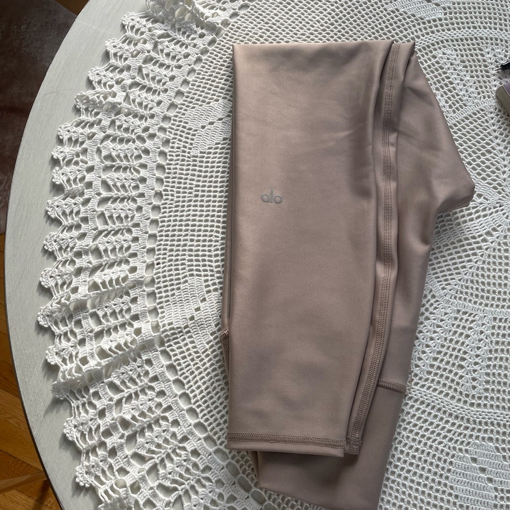 ALO Yoga Leggings in Beige